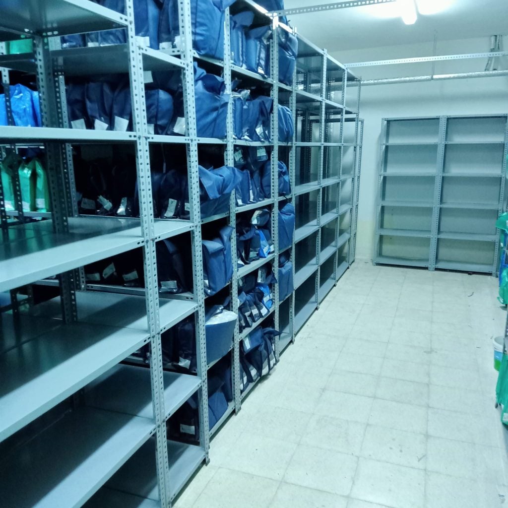 Cıvatalı çelik raf: kurulu raf hattı ve depolama alanı