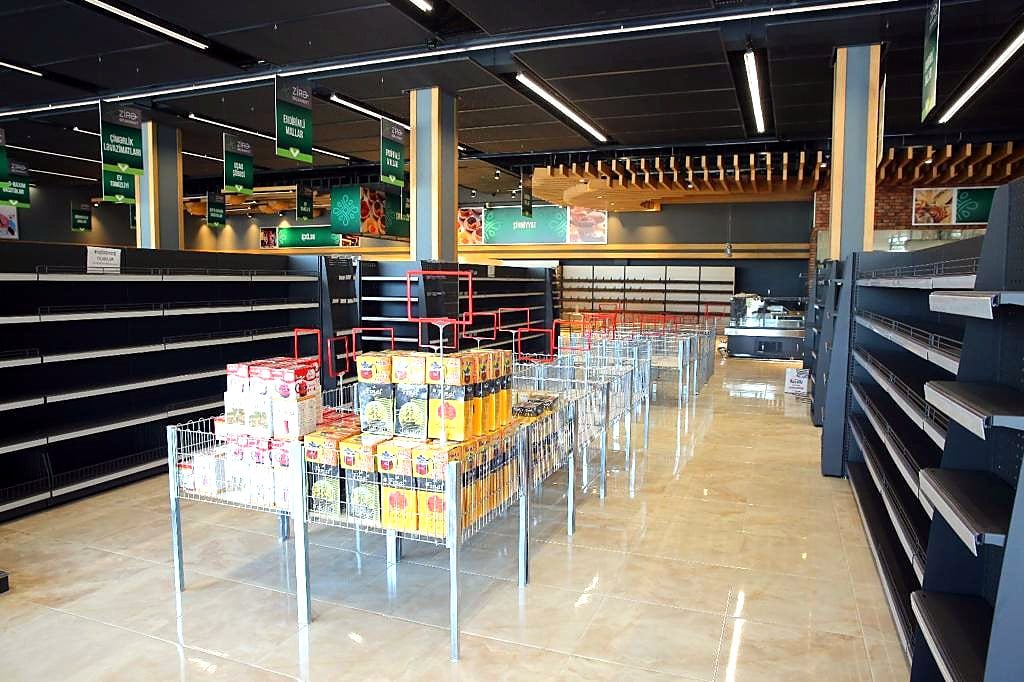 Bakü'de 1.800 m² market: antrasit gondol raflar ve genel görünüm