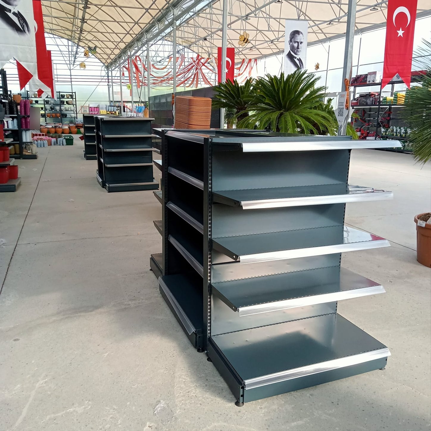 İstanbul'da bahçe satış alanı: antrasit gondol raf