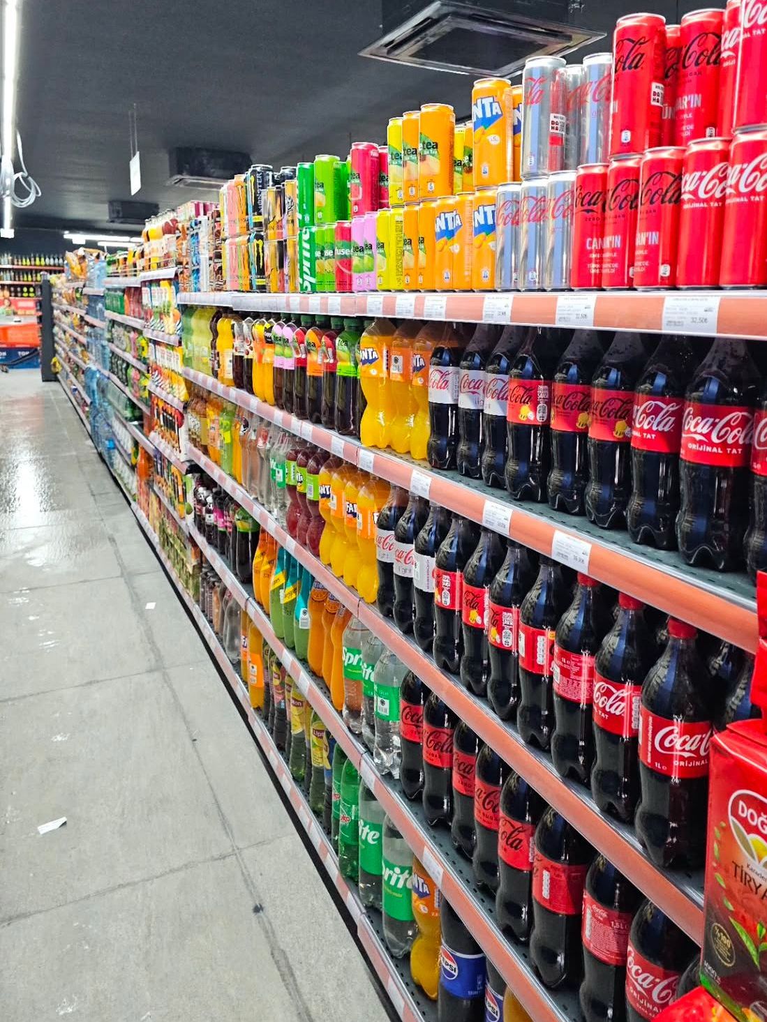 Bakırköy'de market: içecek reyonunda gondol raflar