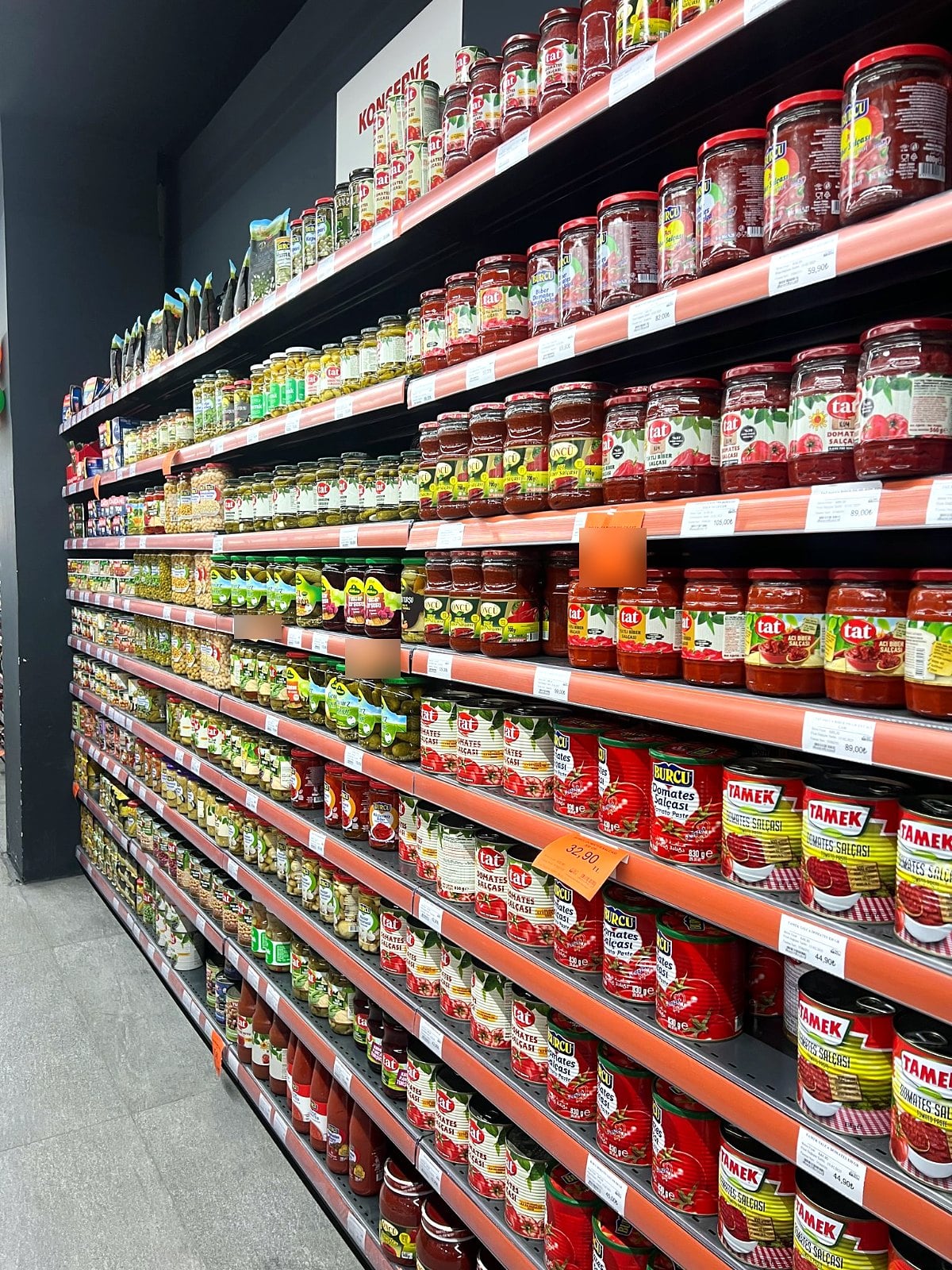 İstanbul'da market: konserve reyonunda gondol raflar