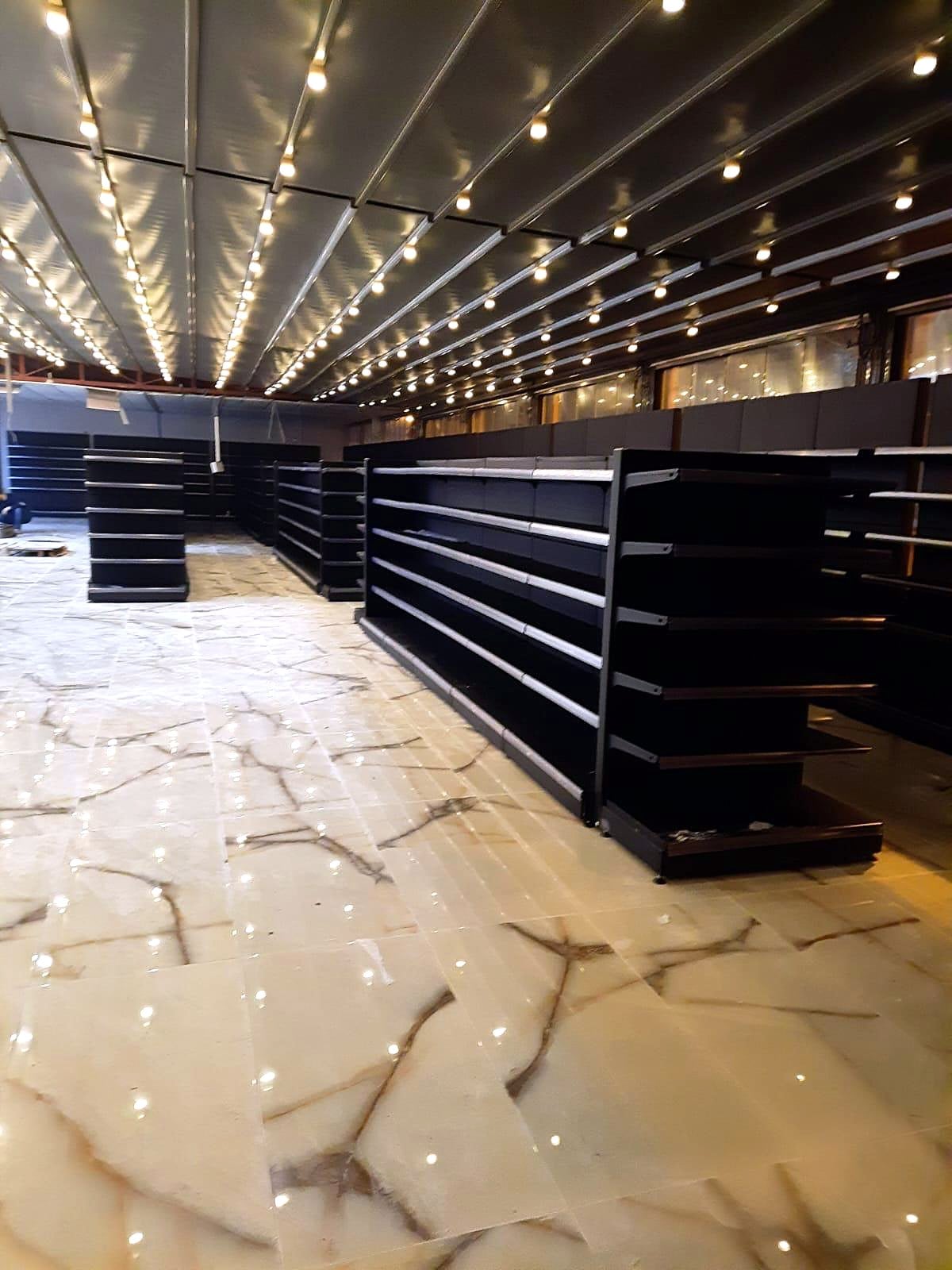 Malatya'da grossmarket: antrasit gondol raflar, açılış öncesi genel görünüm
