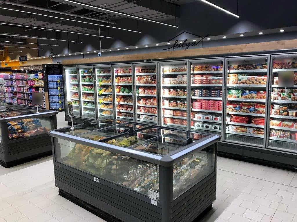 Markette dikey soğutucu dolaplar ve dondurucu ada